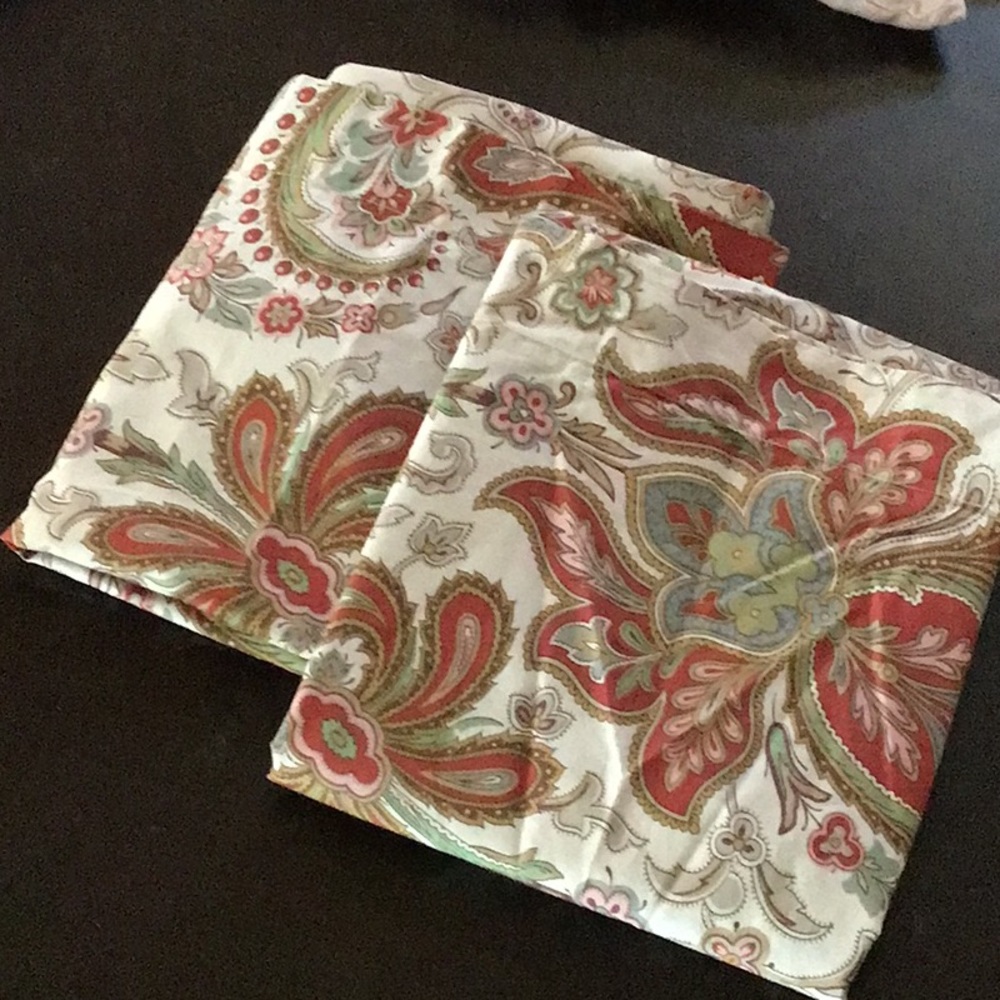 POTTERY BARN 100% cotton paisley print pillow shams, like new- 1 set